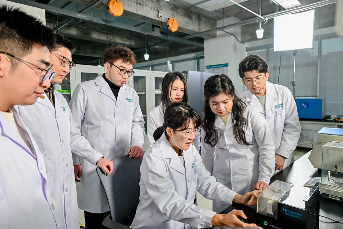 三月发布 搭载AI真空磁场保鲜技术爱游戏最新海信璀璨606U7冰箱(图1)